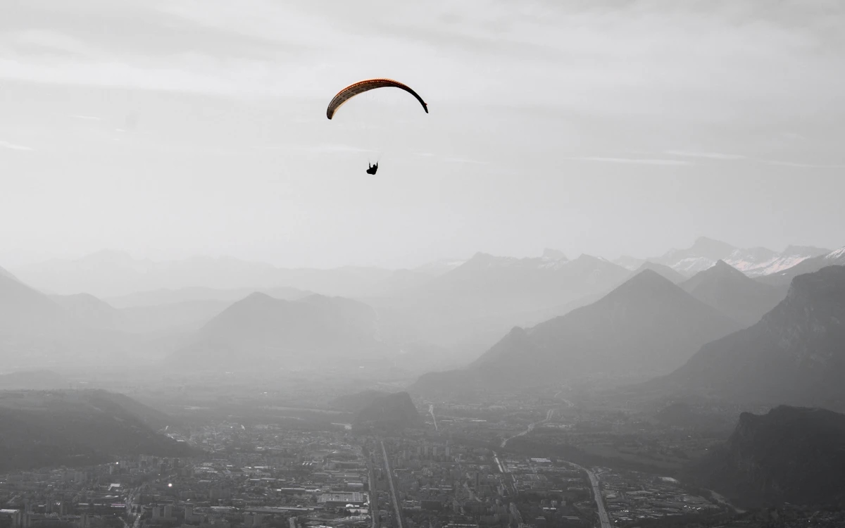 Parapente au-dessus de Grenoble et des massifs alpins